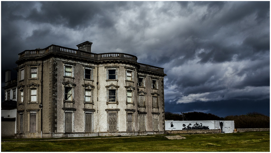 Loftus Hall in der Grafschaft Wexford gilt als eines der gruseligsten Anwesen Irlands. Horrorfans können hier an geführten Geistertouren teilnehmen. © Loftus Hall