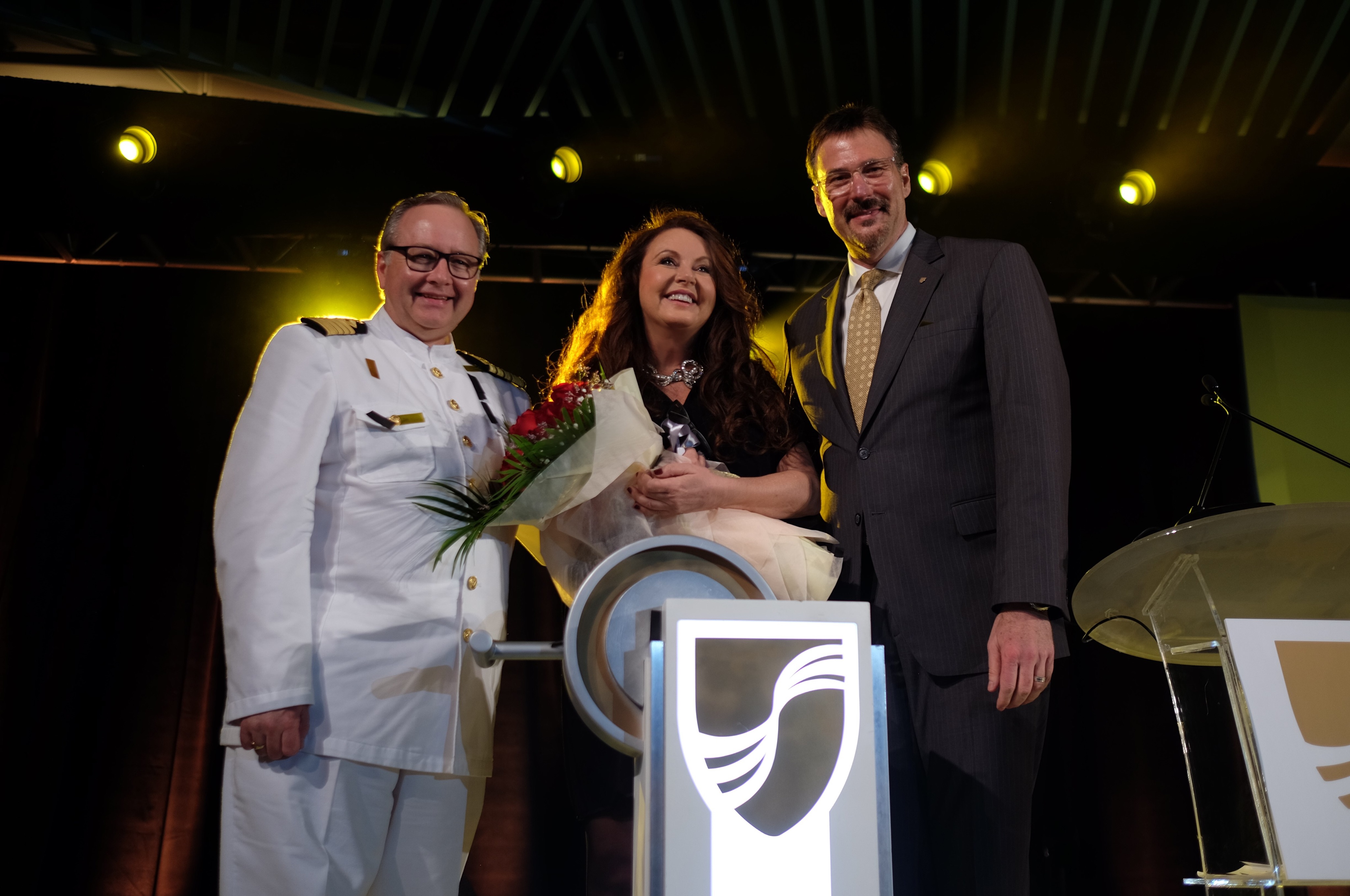 Taufzeremonie mit Kapitän Mark Dexter, Taufpatin Sarah Brightman, Seabourn Präsident Richard Meadows © Seabourn