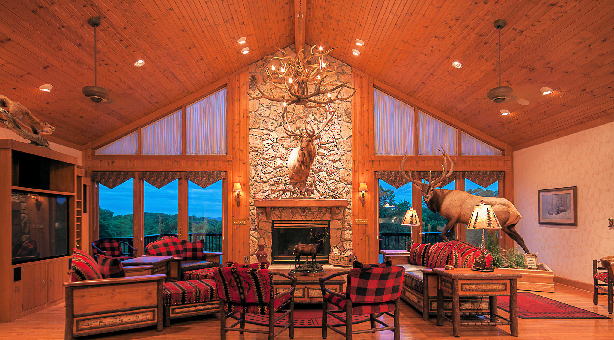 Harpole's Heartland Lodge - Großer Gemeinschaftsraum mit Kamin