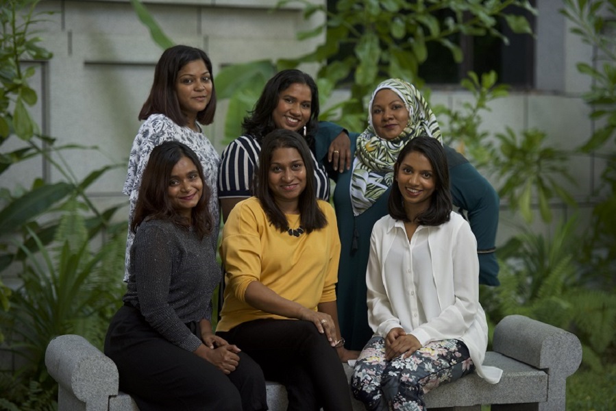 Maledivische Frauen auf der Überholspur.