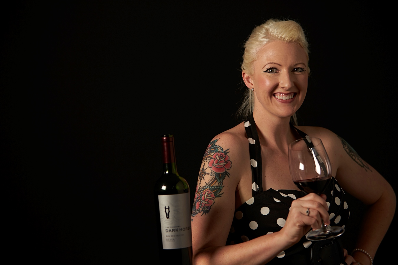 Dark Horse Weinemakerin Rotwein Tattoos Weinflasche Weinglas