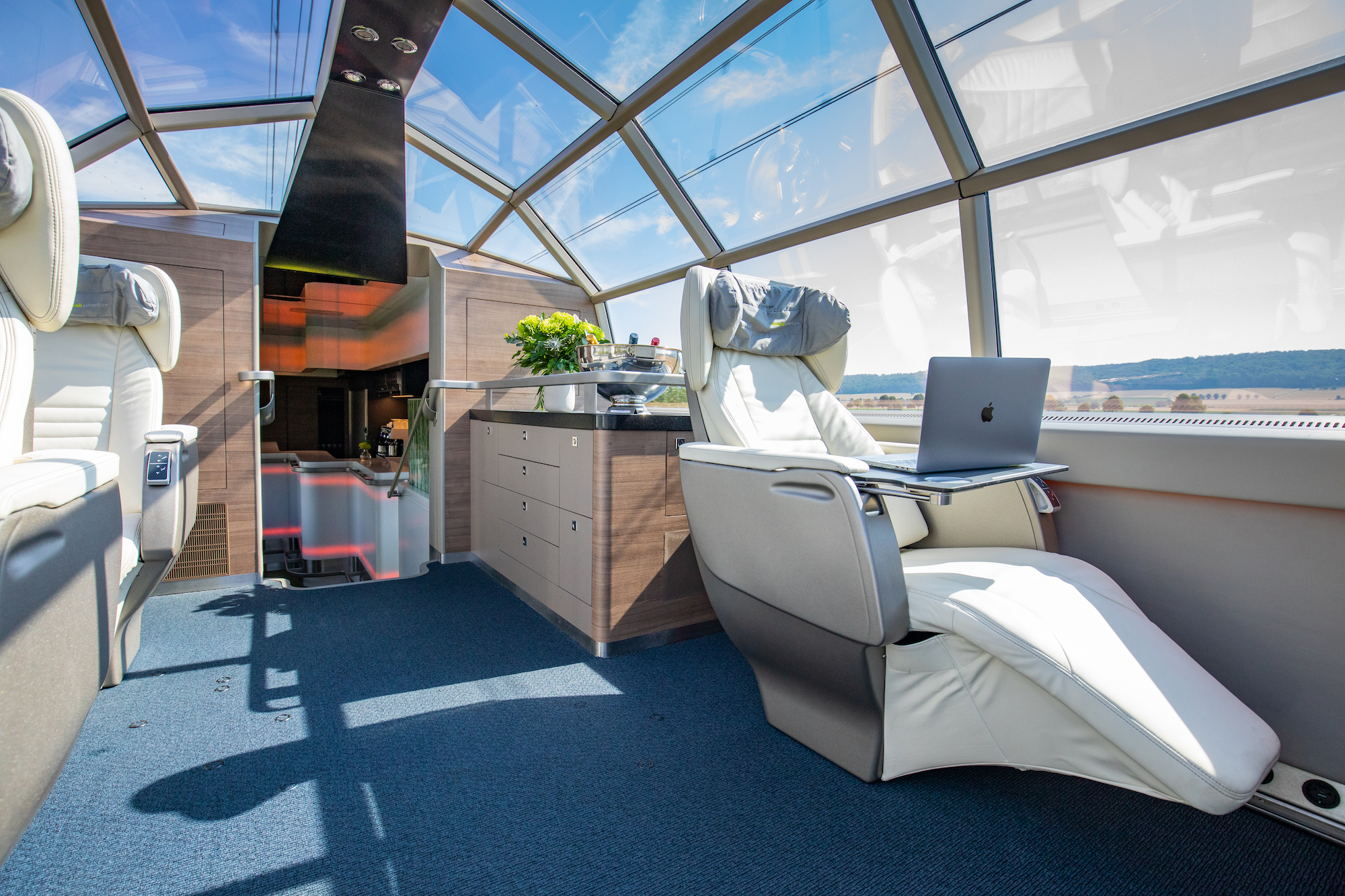 luxon luxon-rail zug flugzeug privat reisen buchen destinationen luxuszug lounge klimafreundlich