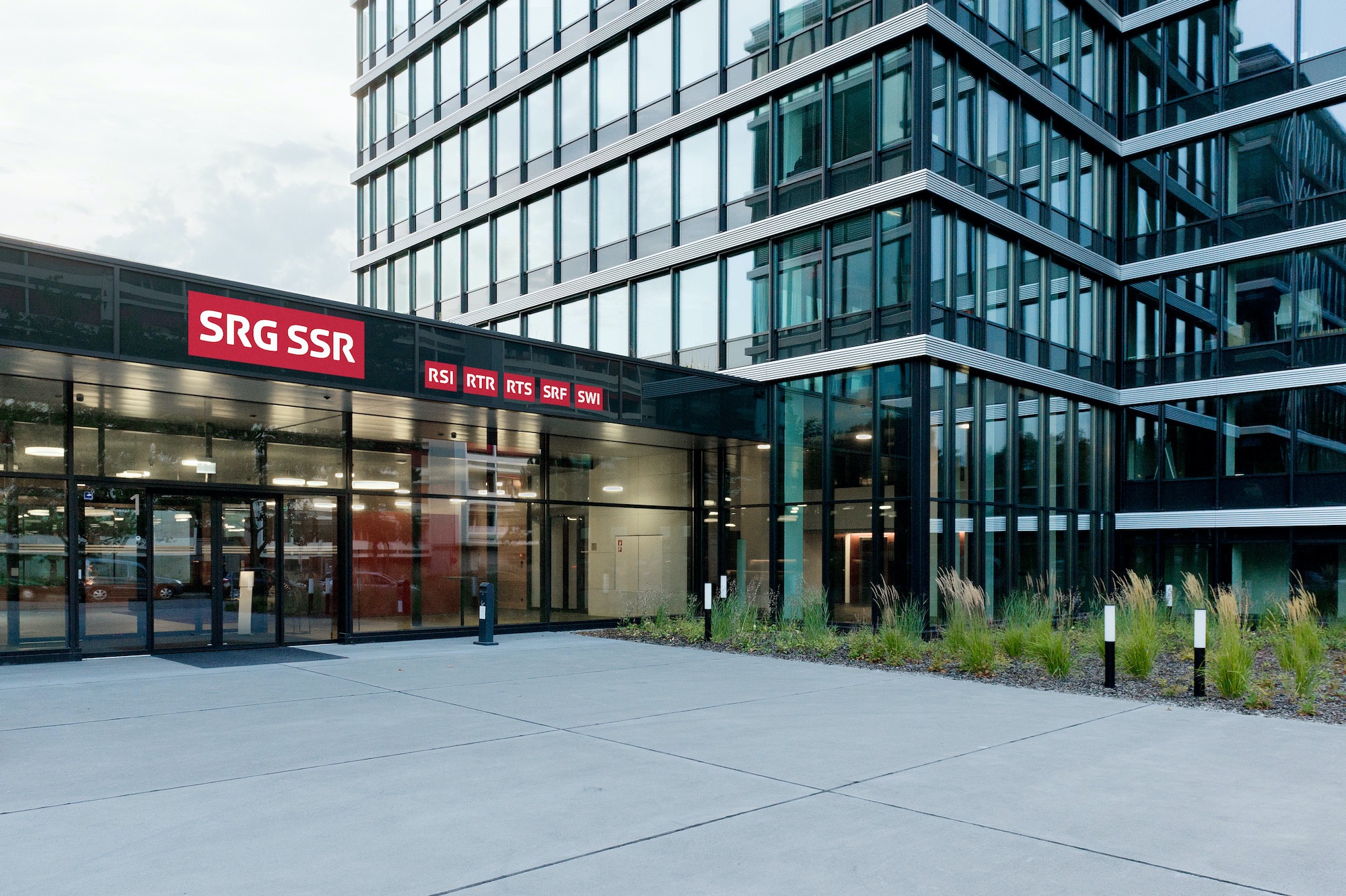 schweizer radio tv srg initiative halbierung svp schweiz abgaben gebühren serafe rechnung