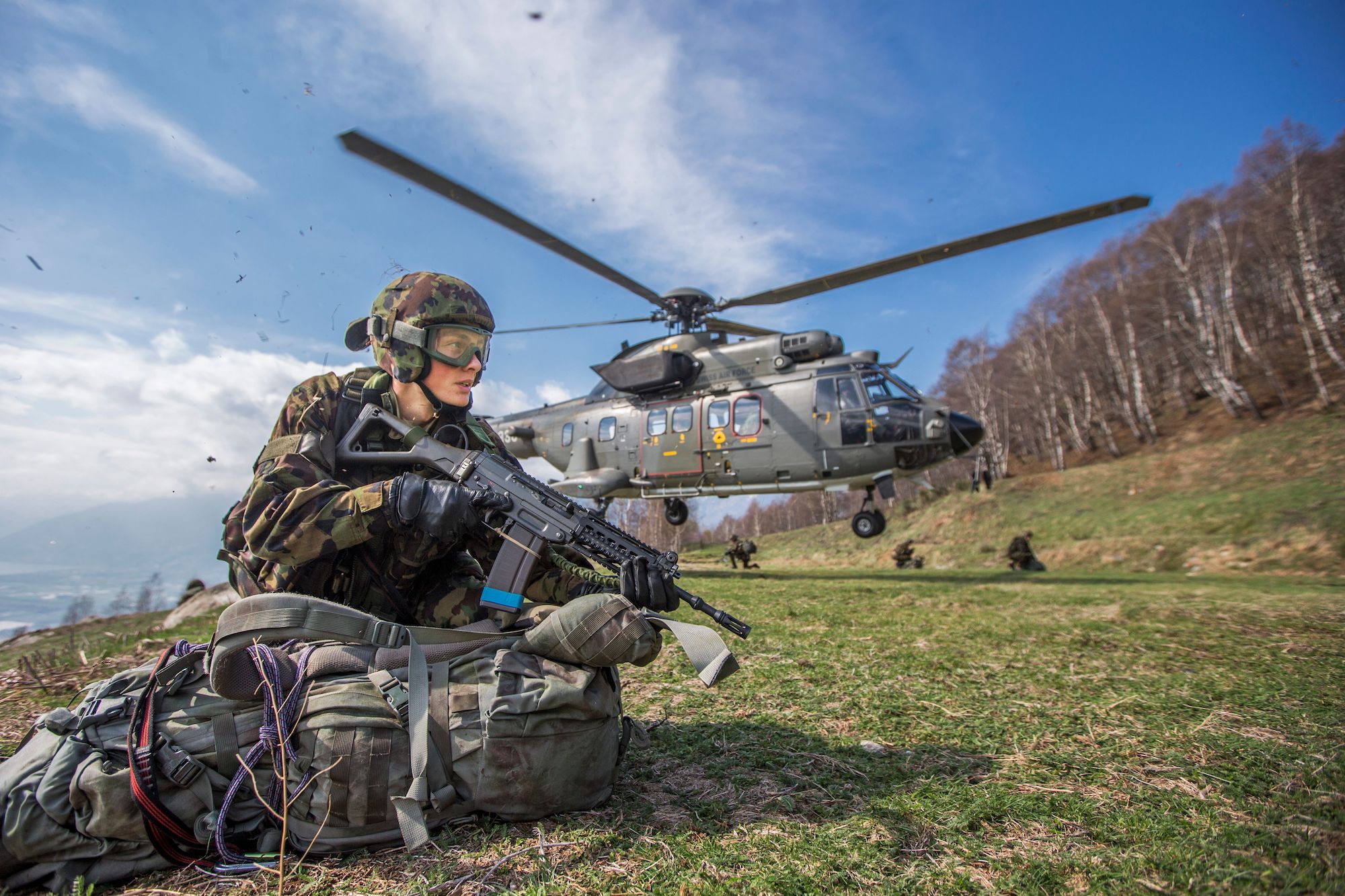 schweizer-cougar-helikopter-trainieren-in-schweden-proudmag