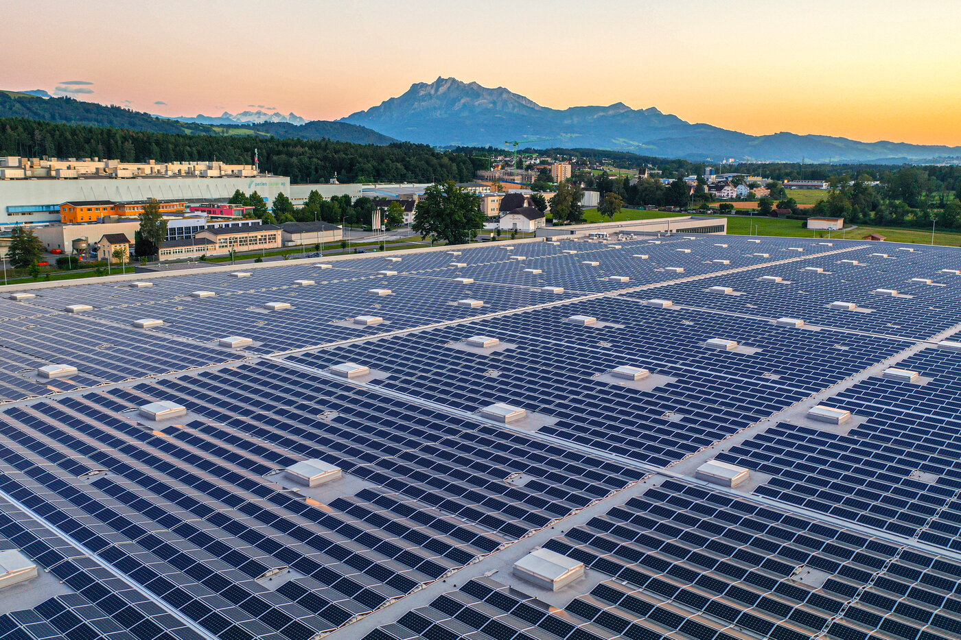schweiz produktion solarstrom wasserkraft windenergie anlagen bau vereinfachung einfacher gesetz